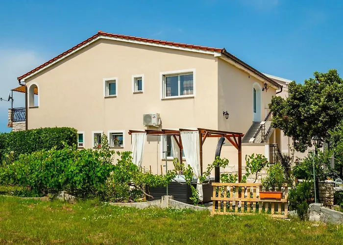 Awesome In Barbat With Wifi Apartament