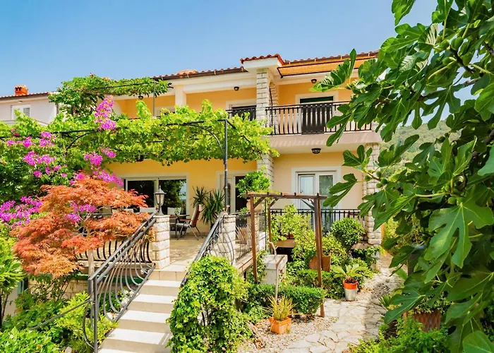 Awesome In Barbat With Wifi Apartament Banjol